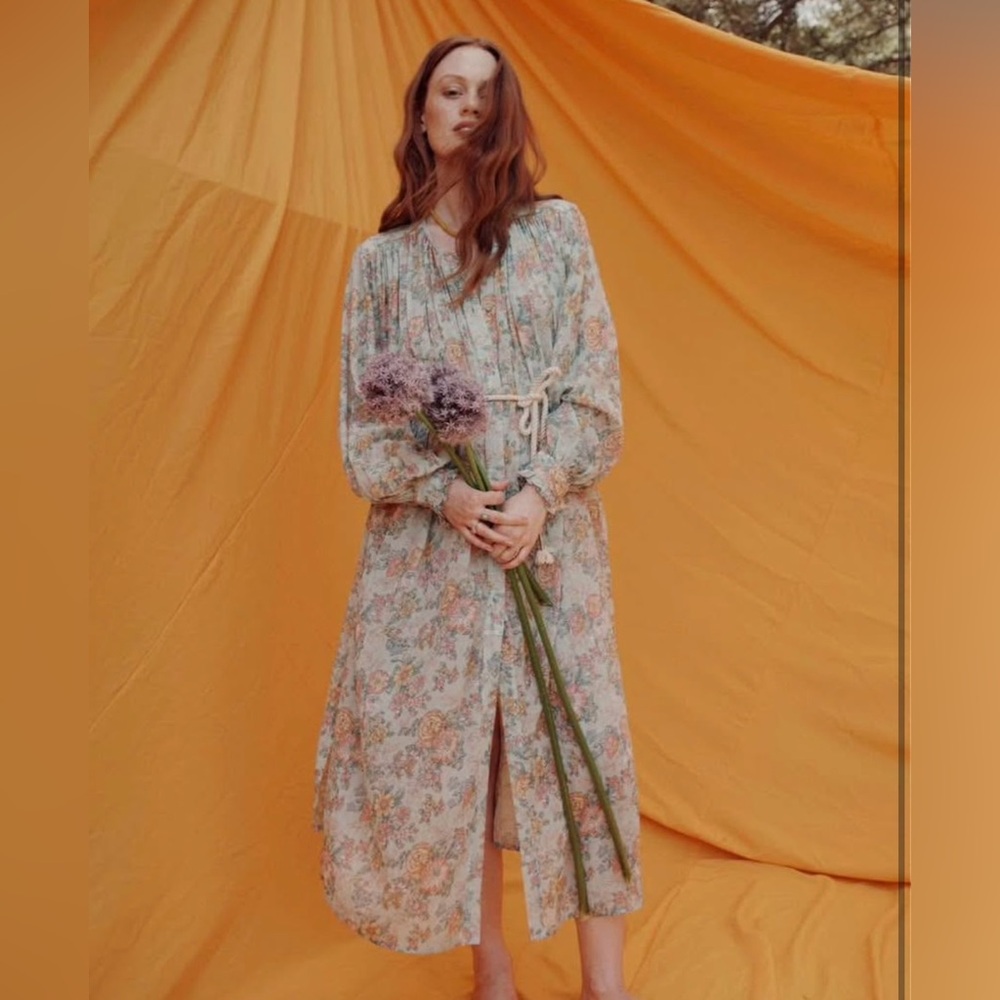 Louise Misha Dress
Water Jodhpur Flowers Deepali
Size: EU 40